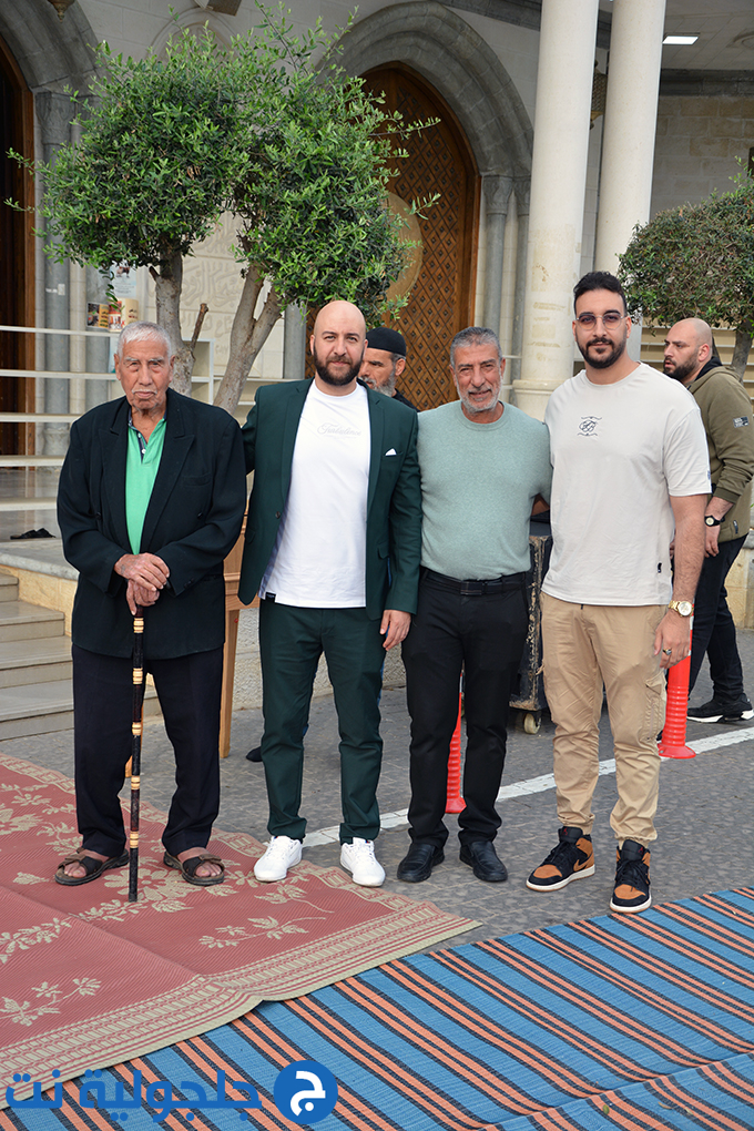 اهالي جلجولية يؤدون صلاة عيد الاضحى في ساحة مسجد الروضة في جلجولية 